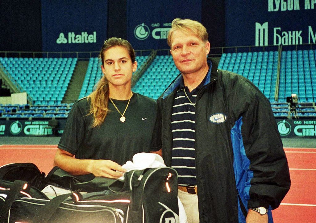 Моресмо Амели (Франция)-бывшая первая ракетка мира и Минкевич Анатолий (Россия)-судья турниров WTA-Tour (2000)