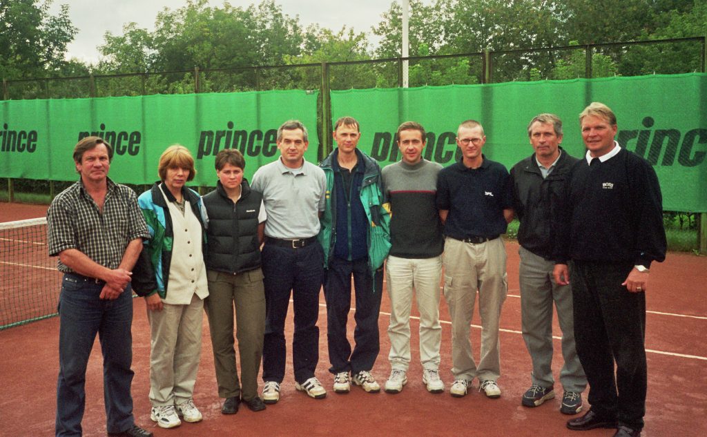 Пескар Данило супервайзер международного теннисного турнира ITF серии "Фьючерс" в месте с судейским корпусом турнира в г. Жуковский (2000)