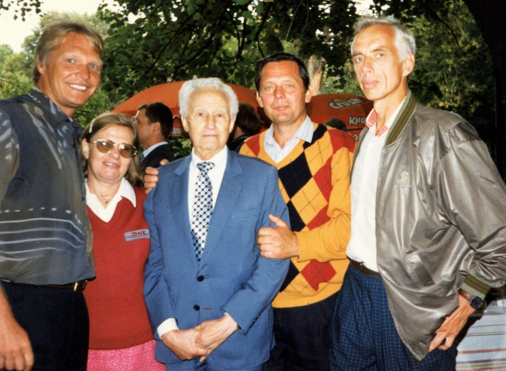 На фотографии слева-направо Минкевич А.А. Приколота А.Ф. Ангелевич А.Е. Минаичев В.И. Ангелевич А.Е. и Смирнов Р.Б 1996