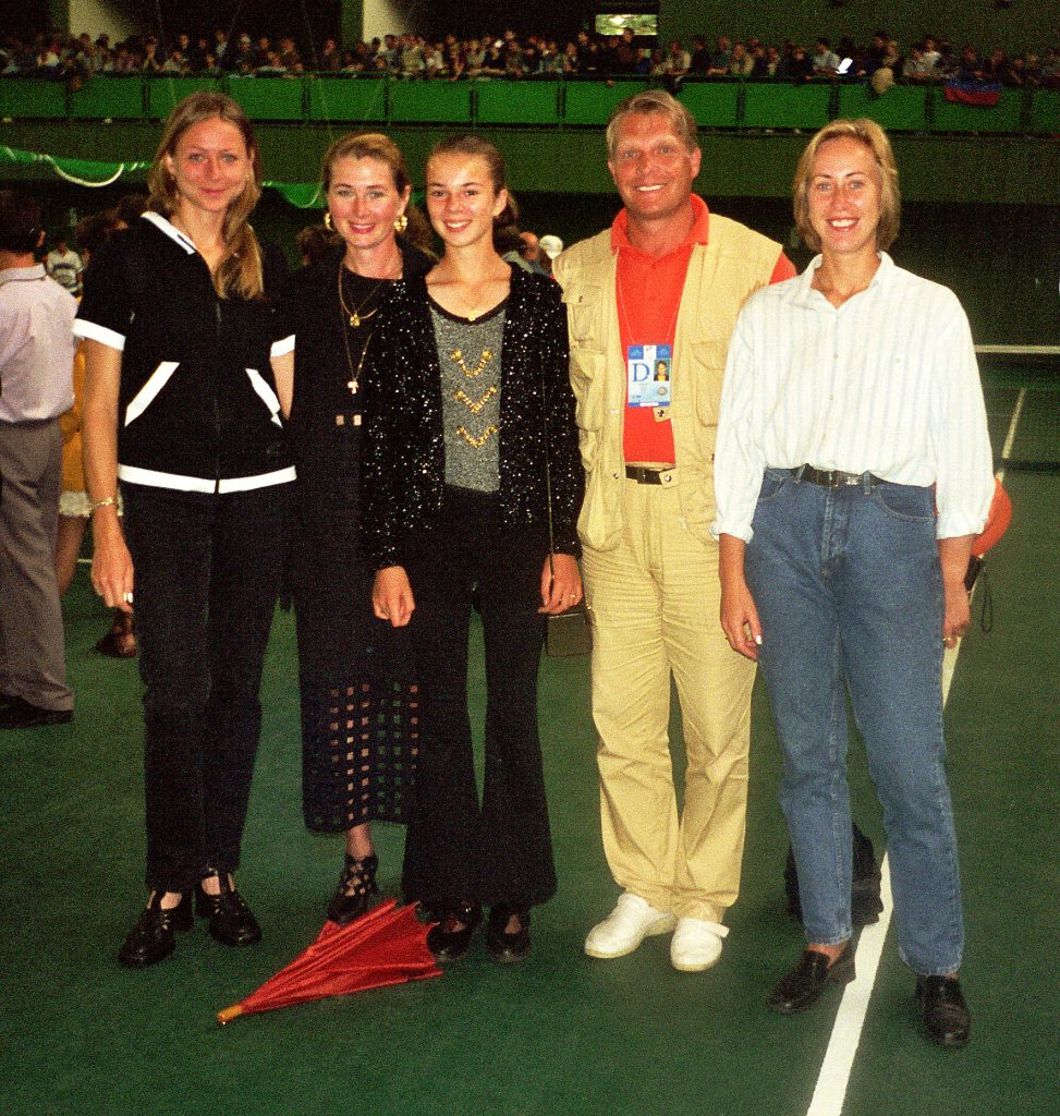 Минкевич Анатолий судья на вышке на Всемирных юношеских играх 1998 года. На фото: вместе с Еленой Макаровой, Евгенией Манюковой и Галиной Воскобоевой с мамой. 