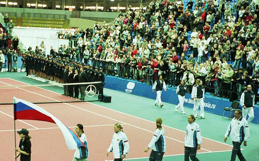 Минкевич Анатолий Адамович направляющий, выводящий судья на церемонии награждения сборной России на чемпионате мира по теннису среди женских сборных команд в финальном матче Кубка Федерации Россия-Франция-Испания-Австрия 2004 год