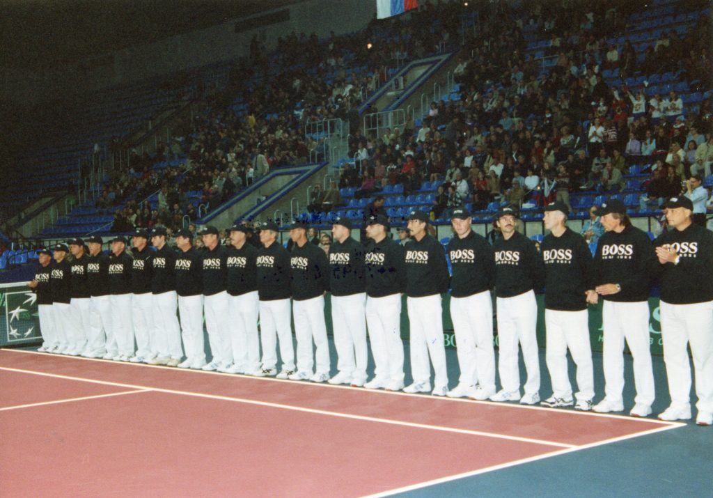 Минкевич Анатолий выводящий линейных судей на церемонии открытия чемпионата мира по теннису среди мужских сборных команд матча Кубка Дэвиса Россия-Аргентина 2002 г.