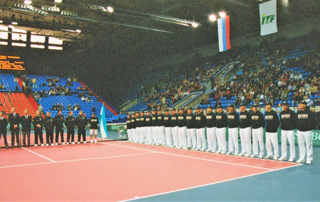 Минкевич Анатолий выводящий линейных судей на церемонии открытия чемпионата мира по теннису среди мужских сборных команд матча Кубка Дэвиса Россия-Аргентина 2002 г.