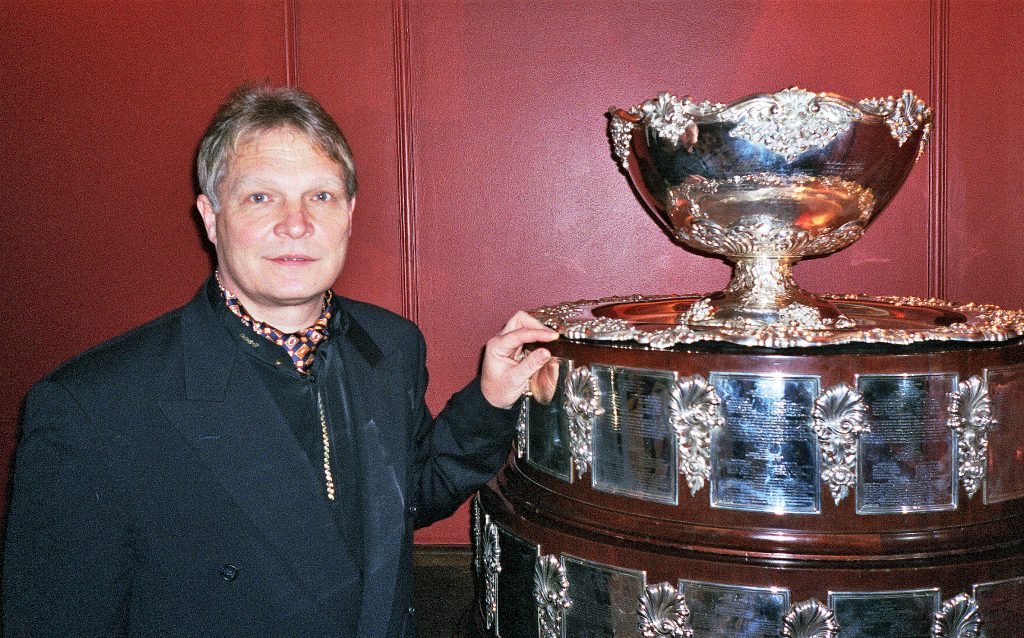 Минкевич Анатолий рядом с трофеем, завоеванным впервые мужской сборной России на Кубке Дэвиса 2002 года г. Москва, ресторан Сан-Мишель