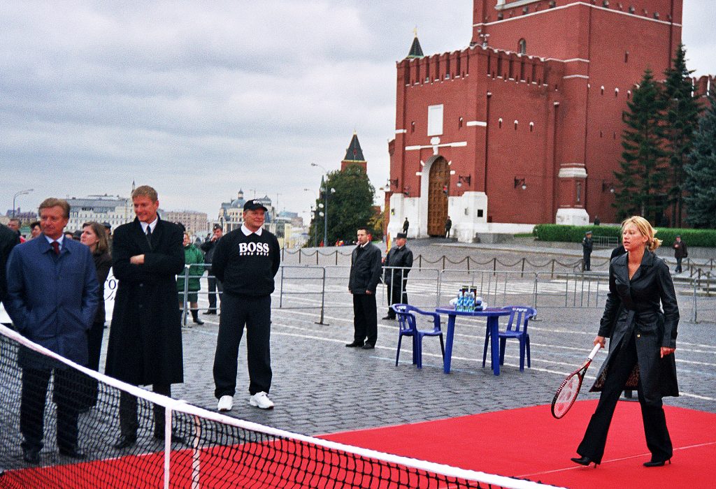 На корте Анна Курникова участница теннисного шоу на Красной площади Кремля 2002 год