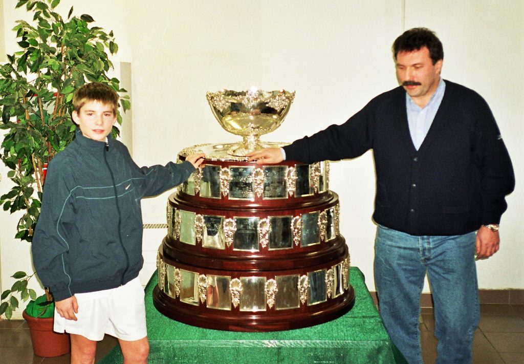 Минкевич Анатолий: Александр Беккер с сыном Михаилом в Новой Олимпийской деревне 2002 год