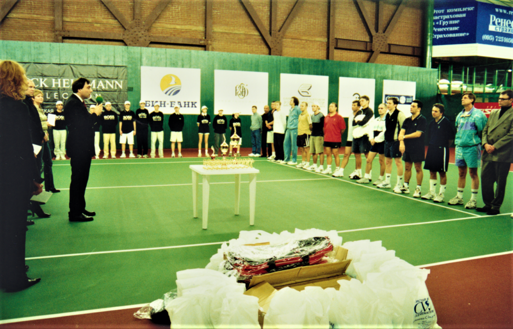 Церемонии награждения победителей и призёров IV международного теннисного турнира "Интербанк" Т/Ц "Жуковка" 17-18 ноября 2001 год    