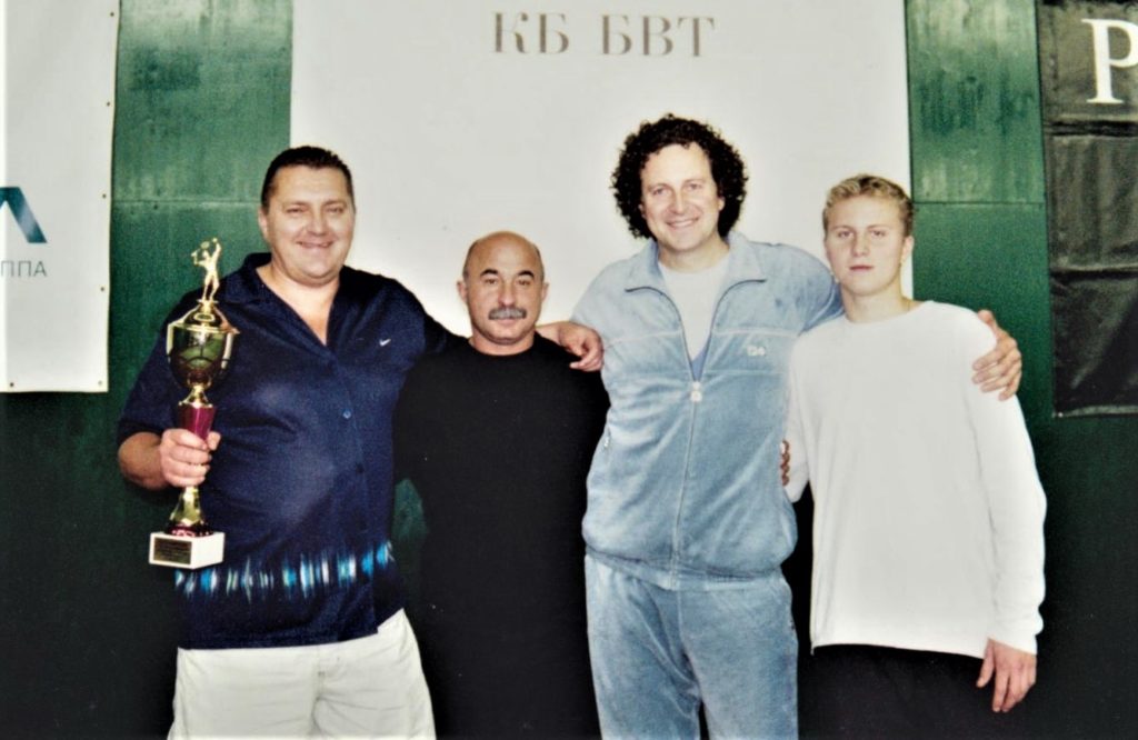  Команда Банка Высших Технологий победительница IV международного теннисного турнира "Интербанк" Т/Ц "Жуковка" 17-18 ноября 2001 год     