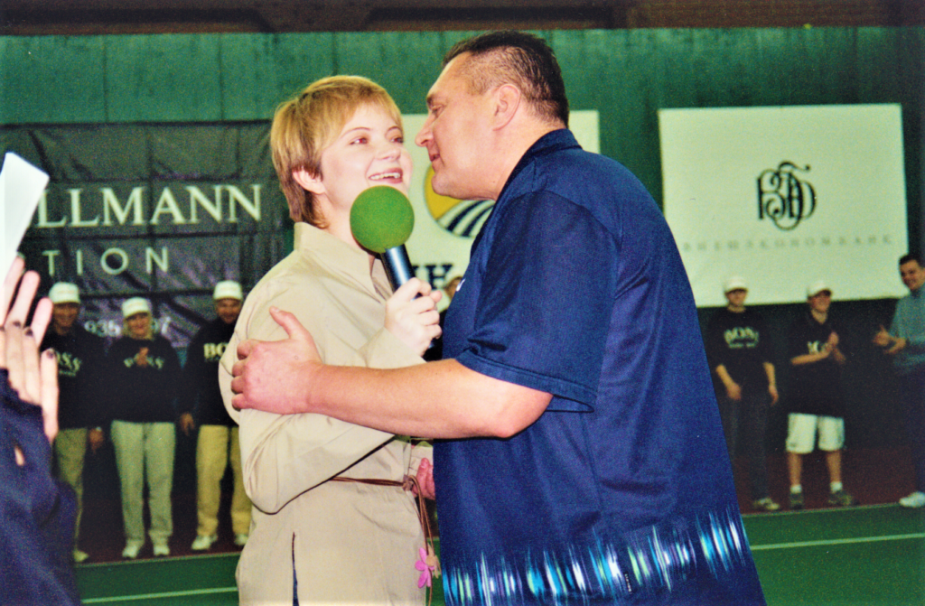  На церемонии награждения победителей и призёров IV международного теннисного турнира "Интербанк" Т/Ц "Жуковка" 17-18 ноября 2001 год     