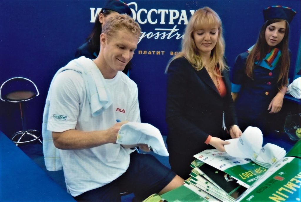 Дмитрий Турсунов победитель Кубка Кремля-2007 в мужском парном разряде вместе с Маратом Сафиным. Автограф-сессия в СК "Олимпийском". Фото автора. 